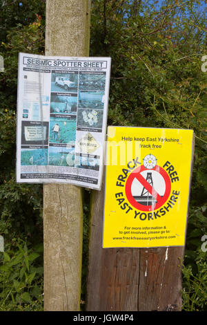 Anti fracking manifesti in rural East Yorkshire Foto Stock