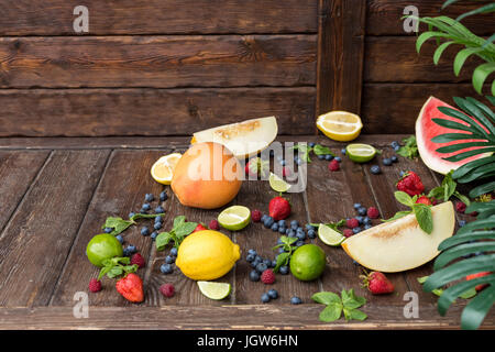 La frutta in estate, in legno Foto Stock