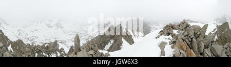 Nebbia e neve 360 grado mountain top panorama dalla vetta del rompicapo picco nelle montagne della Sierra Nevada, vicino al Vescovo California Foto Stock