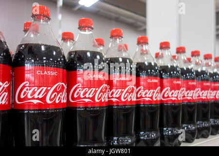 Bottiglie di Coca Cola / coke per la vendita su uno scaffale di supermercato NEL REGNO UNITO Foto Stock