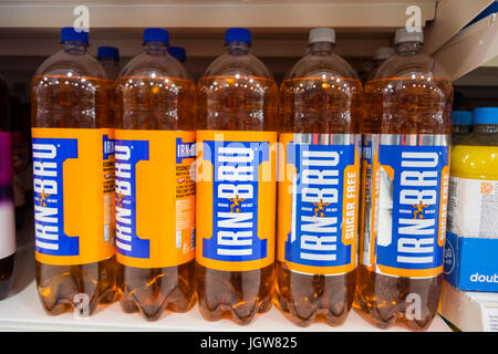 Bottiglie di Irn-Bru per la vendita su uno scaffale di supermercato NEL REGNO UNITO Foto Stock