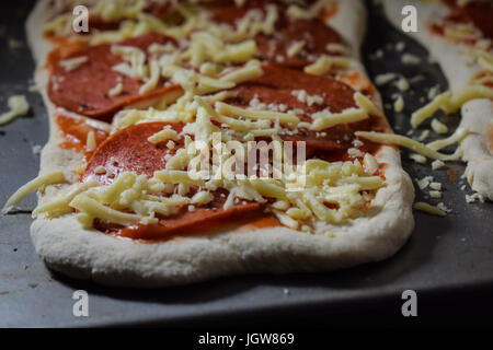 pizza cruda Foto Stock