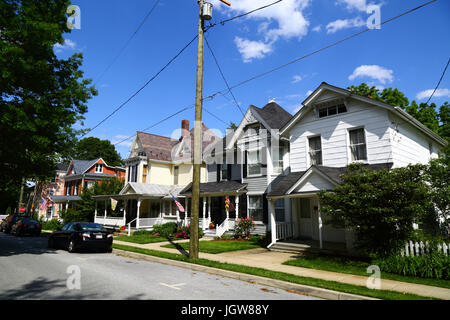 Dipinto di bianco clapboard case in Westminster, Carroll County, Maryland, Stati Uniti d'America Foto Stock