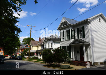 Dipinto di bianco clapboard case in Westminster, Carroll County, Maryland, Stati Uniti d'America Foto Stock