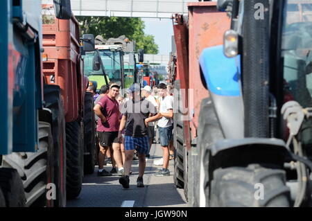 Arrabbiato bovini allevatori-blocco A6-A7 autostrada ito protestare contro i bassi prezzi di mercato Lione (Francia) Foto Stock