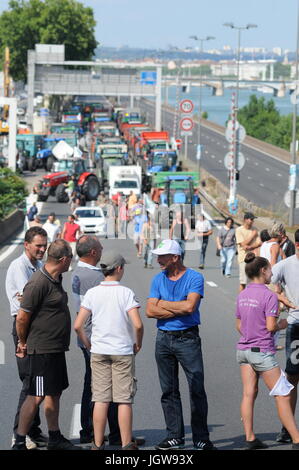 Arrabbiato bovini allevatori-blocco A6-A7 autostrada ito protestare contro i bassi prezzi di mercato Lione (Francia) Foto Stock