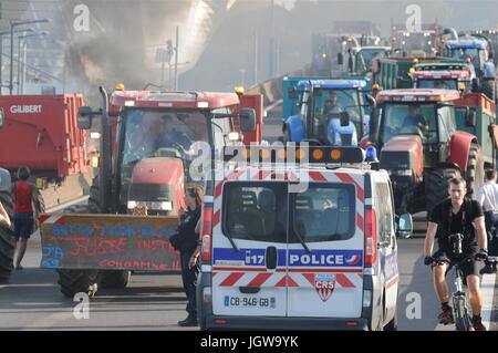 Arrabbiato bovini allevatori-blocco A6-A7 autostrada ito protestare contro i bassi prezzi di mercato Lione (Francia) Foto Stock