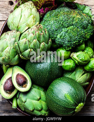 La cottura di sfondo il concetto di raccolto. Organico fresche verdure nella pentola di creta. Foto Stock