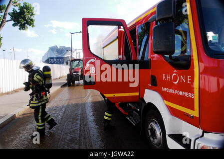 Arrabbiato bovini allevatori-blocco A6-A7 autostrada ito protestare contro i bassi prezzi di mercato Lione (Francia) Foto Stock