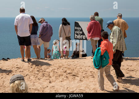 Empire, Michigan - turista a godere la vista da una duna 450 piedi sopra il lago Michigan a Sleeping Bear Dunes National Lakeshore. Foto Stock