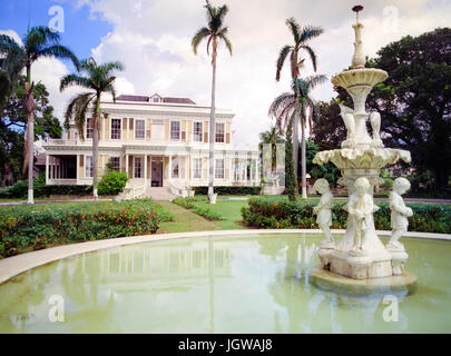 Una fontana per motivi di Devon House. Devon House è uno dei numerosi conserve di palazzi storici in Giamaica che raffigurano la gloria dei tempi passati. Foto Stock