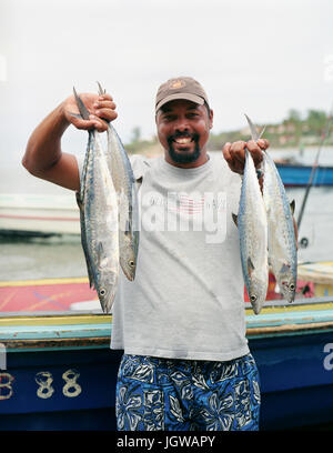 Il giamaicano fisherman Bernard Sutherland mostra off la mattina della cattura di Kingfish a francesi spiaggia.San Elizabeth parrocchia, Giamaica. Indie Occidentali. Foto Stock