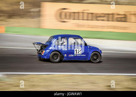 Italiano Coppa Bicilindriche, Fiat 500 racing car in azione durante la gara di moto sfocata Foto Stock