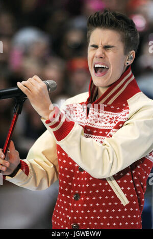 Justin Bieber esegue sul NBC è oggi mostra la serie di concerto dal Rockefeller Plaza di New York il 23 novembre 2011. Credito: Dennis Van Tine/MediaPunch Foto Stock