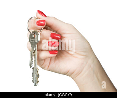 Una donna di mano con una bella manicure tiene un mazzo di chiavi. In una chiave, in russo, "Io amo la Russia' è scritto. Foto Stock