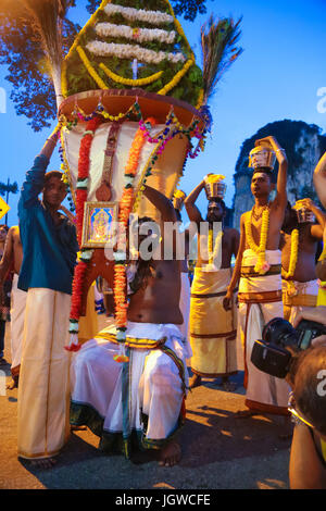 Pellegrini indù che trasportano kavaldi appoggiata a batu tempio nella grotta, Kuala Lumpur in Malesia durante Thaipusam festival il 3 febbraio 2015. Foto Stock
