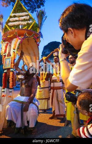 Pellegrini indù che trasportano kavaldi appoggiata a batu tempio nella grotta, Kuala Lumpur in Malesia durante Thaipusam festival il 3 febbraio 2015. Foto Stock