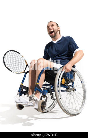 Giovani disabili tennis giocatore seduto nella sedia a rotelle e ridere isolato su bianco Foto Stock