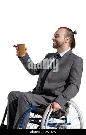 Imprenditore disabili in carrozzella con caffè di andare isolato su bianco Foto Stock