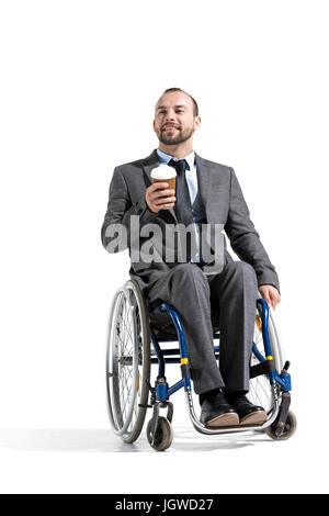 Imprenditore disabili in carrozzella con caffè di andare isolato su bianco Foto Stock