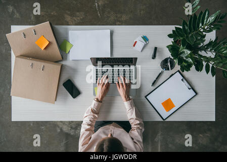 Vista superiore della imprenditrice funziona con computer portatile sul posto di lavoro in ufficio Foto Stock