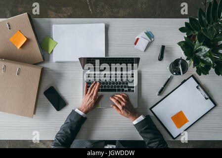 Vista superiore del senior imprenditrice funziona con computer portatile sul posto di lavoro in ufficio Foto Stock