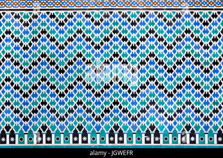 Mosaico geometrico costituito da piastrelle smaltate chiamato Alicatados sulla parete nel Patio de las Doncellas (Cortile dei Maiden) nel Palacio mudéjar (Mudéjar Palace) dal XIV secolo nel Real Alcázar de Sevilla a Siviglia, in Andalusia, Spagna. Foto Stock