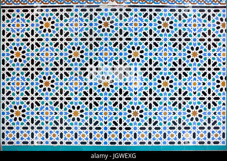 Mosaico geometrico costituito da piastrelle smaltate chiamato Alicatados sulla parete nel Patio de las Doncellas (Cortile dei Maiden) nel Palacio mudéjar (Mudéjar Palace) dal XIV secolo nel Real Alcázar de Sevilla a Siviglia, in Andalusia, Spagna. Foto Stock