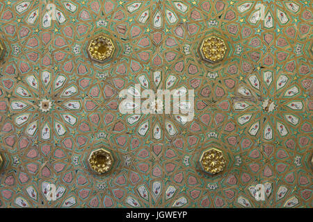 Soffitto decorato a Cuarto del Príncipe (camera da letto del principe) nel Palacio mudéjar (Mudéjar Palace) dal XIV secolo nel Real Alcázar de Sevilla a Siviglia, in Andalusia, Spagna. Foto Stock