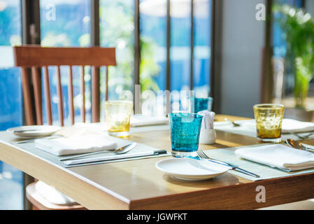 Tempo libero viaggi e turismo concept. Messa in tavola al ristorante. Foto Stock