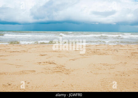 Ocean Beach relax, corsa all'aperto. Vista sul mare dalla spiaggia tropicale con il cielo sereno Foto Stock