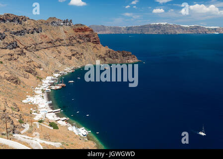 Mare Egeo da Manolas villaggio sul Therasia Island, Grecia Foto Stock