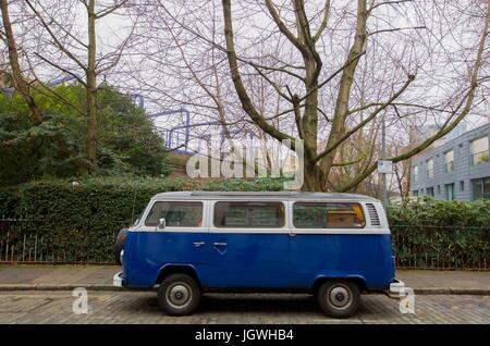 Il vecchio hippy Volkswagen van dagli anni settanta Foto Stock