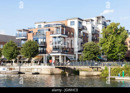 Casa Stevens, parte della carta Quay misti commerciali/uso residenziale a Kingston Upon Thames, London, England, Regno Unito, su un giorno d'estate. Foto Stock