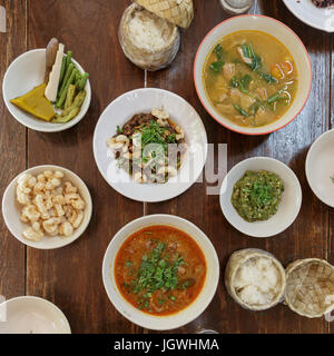 Vista superiore della tradizione tailandese settentrionale del cibo. Cibo tailandese concetto sulla tabella Foto Stock
