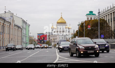 Mosca, Russia - 17 Ott 2016. Il traffico al centro di Mosca, Russia. Mosca è un grande politico, economico, culturale, scientifico e centro della Russia Foto Stock