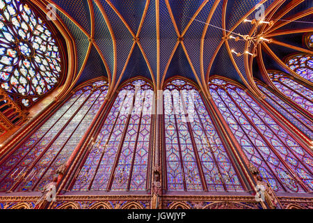 La Sainte-Chapelle è una cappella reale in stile gotico, entro la medievale Palais de la Cite, la residenza dei re di Francia fino al XIV Foto Stock