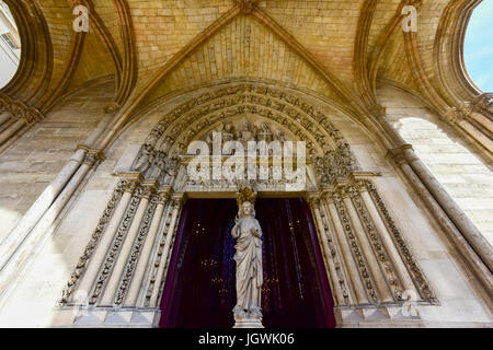 La Sainte-Chapelle è una cappella reale in stile gotico, entro la medievale Palais de la Cite, la residenza dei re di Francia fino al XIV Foto Stock