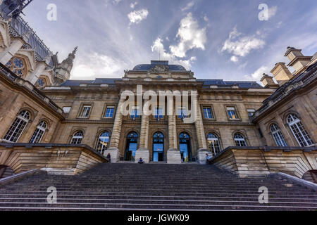 Parigi, Francia - 15 Maggio 2017: Il Palazzo di Giustizia (Palais de Justice) nel centro di Parigi. Ex carcere, ora un museo, dove Maria Antonietta fu impr Foto Stock