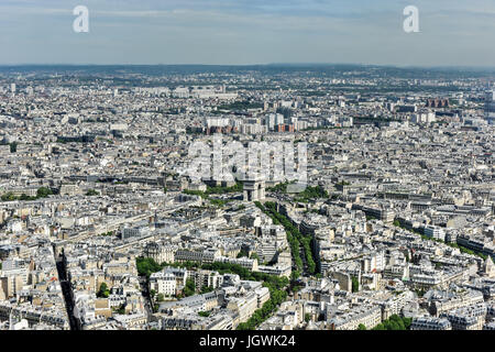 Vista aerea del Arc de Triomph a Parigi in Francia in estate. Foto Stock