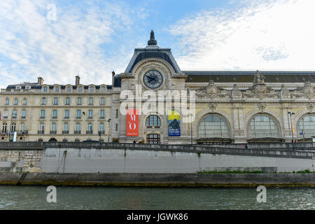 Vista l'orologio da parete in D'Orsay Museum. D'Orsay - un museo sulla riva sinistra della Senna, è ospitato nella ex Gare d'Orsay a Parigi, Francia. Foto Stock