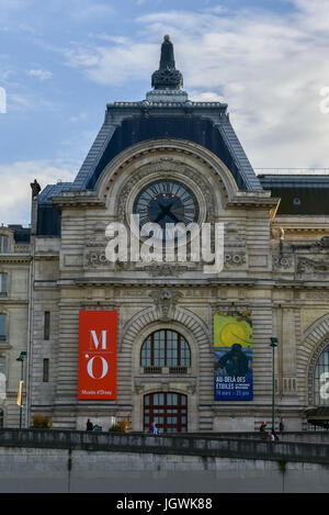 Vista l'orologio da parete in D'Orsay Museum. D'Orsay - un museo sulla riva sinistra della Senna, è ospitato nella ex Gare d'Orsay a Parigi, Francia. Foto Stock