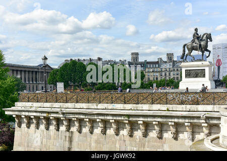 Parigi, Francia - 15 Maggio 2017: la statua equestre di Enrico IV da Pont Neuf, Parigi, Francia. Foto Stock