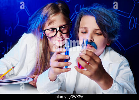 Grave piccoli professori di chimica Foto Stock