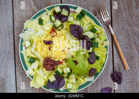 Vegetariano insalata verde con basilico e il couscous. Amore per un sano cibo vegan concetto. Foto Stock