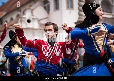 Tutarchela Ensemble coreografico da Zugdidi, Georgia, effettuando al xxix Folkart CIOFF Internazionale Festival di Folclore folklore sub-festival di Festival di Quaresima, una delle più grandi feste all'aperto in Europa. Folkart, Festival Lent, Maribor, Slovenia, 2017. Foto Stock