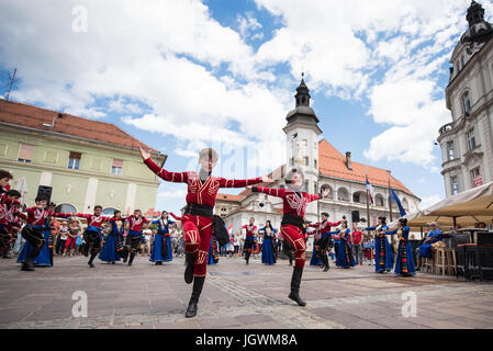 Tutarchela Ensemble coreografico da Zugdidi, Georgia, effettuando al xxix Folkart CIOFF Internazionale Festival di Folclore folklore sub-festival di Festival di Quaresima, una delle più grandi feste all'aperto in Europa. Folkart, Festival Lent, Maribor, Slovenia, 2017. Foto Stock