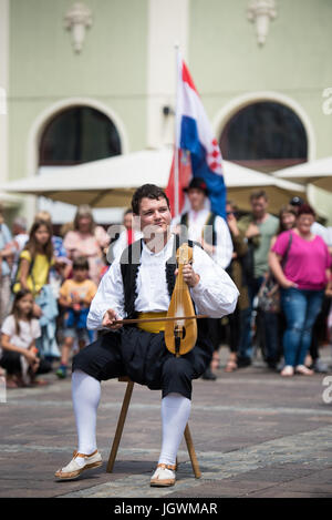 Matija Gubec Folklore ensemble da Karlovac, Croazia, effettuando al xxix Folkart CIOFF Internazionale Festival di Folclore folklore sub-festival di Festival di Quaresima, una delle più grandi feste all'aperto in Europa. Folkart, Festival Lent, Maribor, Slovenia, 2017. Foto Stock