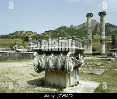 La Turchia. Sardi. Tempio di Artemide. Tempio ionico costruito nel 300 A.C. dai greci. Ristrutturato dai Romani, II secolo D.C. Rovine. Foto Stock