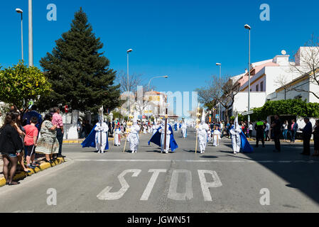 I penitenti, Nazarenos, nella loro tipica incappucciati accappatoi durante i festeggiamenti della Semana Santa, la Settimana Santa, la processione del Venerdì Santo. Spagna Foto Stock